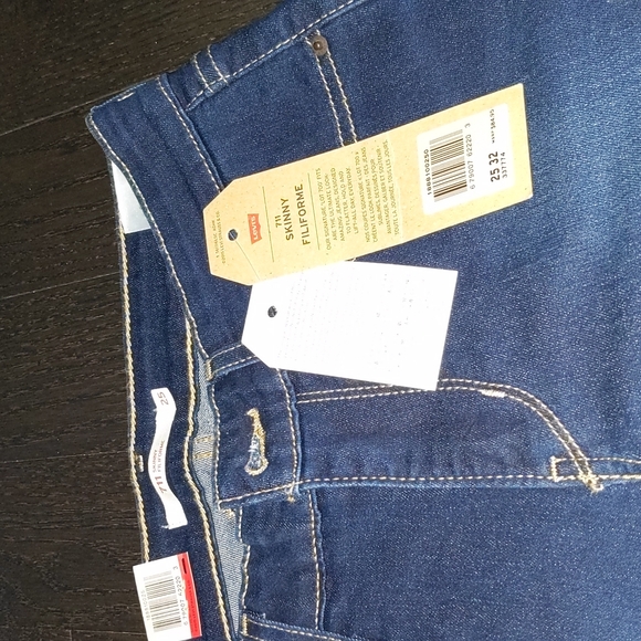 New With Tags Levi's Skinny Dark Wash Jeans 25 x 32 - Picture 2 of 4